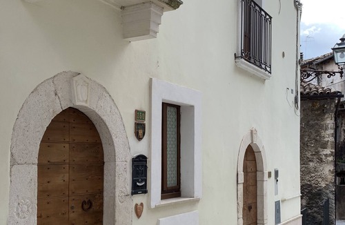 Pacentro House | Castle-view holiday home nestled in national park