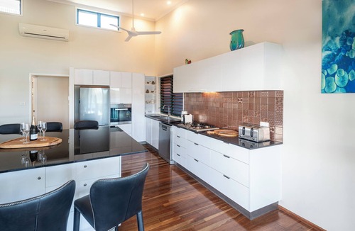 Hamilton Island House | Casuarina Cove 16 Ocean View Deluxe Refurbished 3 Bedroom House Near Marina With Golf Buggy