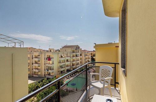 La Pietraia Apartment | Charming Rina Sea Studio Apartment-Central Air-Con & WiFi sleeps 2 persons