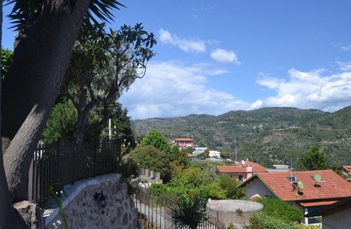 Ventimiglia House | Chic Coastal Hill Escape