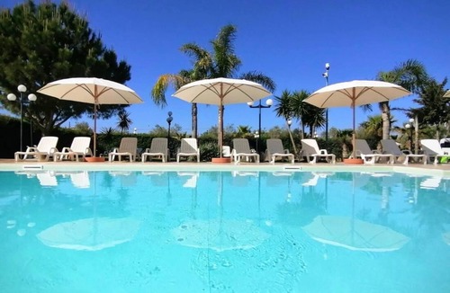 Marsala Apartment | Chic Lilybee 1bedroom apartment-GardenView sleep 4