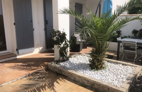 Saintes-Maries-de-la-Mer Apartment | Comfortable apartment with courtyard close to the center and beach.