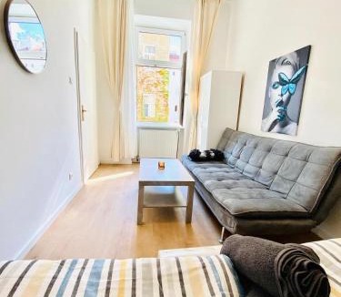 Schottenfeld Apartment | Comfortable 5BR Accommodation 7 Min to Westbahnhof