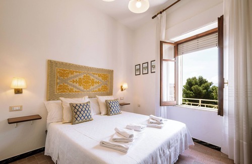Baunei Bed & Breakfast | Cozy vintage B&B & Art Studio, with watercolor courses available!