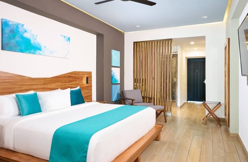 Chetumal Hotel | Cristalino Lagoon Front Hotel Restaurant & SPA - Adults Only