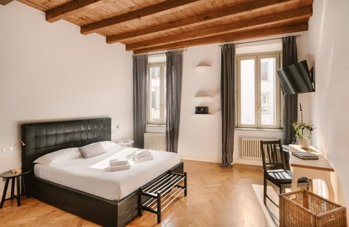 Borgo San Leonardo Hostel | Deluxe spaciuos double room with large modern ensuite bathroom and airconditioning
