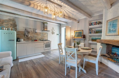 Angera Apartment | Dimora Della Rocca Private Garden, WIFI, BBQ & Parking, Angera, Italy