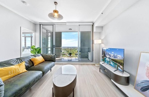 St. Leonards Apartment | Doorstep to Metro & Iconic Harbour Bridge View