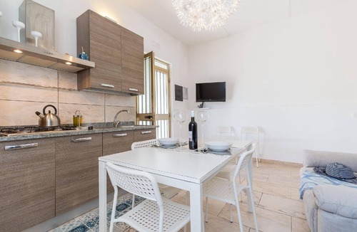 Santa Maria del Focallo House | Edoné, apartment facing a sandy beach