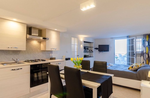 San Massimo Apartment | Einzimmerwohnung mit Terrasse und Blick auf den Berg by Interhome