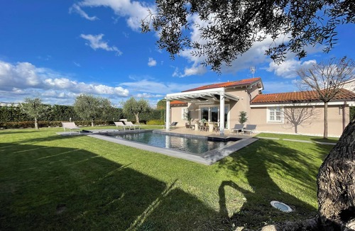 Altopascio Villa | Exclusive Tuscan Villa with Black Pool & Jacuzzi
