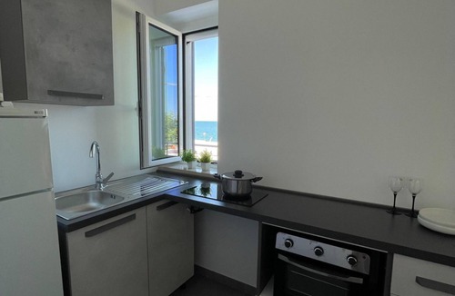Marina Apartment | Fronte mare Alba chiara - piano terra dx