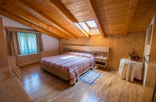 Tuenno Hotel | Garni Castel Ferari