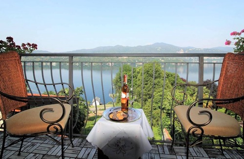 Corconio Apartment | Giglio flat with wonderful lake view and Jacuzzi.