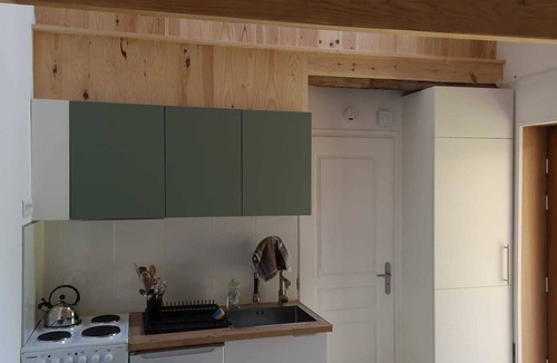 Loubressac Apartment | Gîte/Studio sleeps 2 with enclosed garden (pets welcome) and large shower.