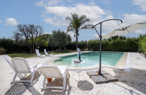 Noicattaro Villa | GuestHost - Magnificent villa with pool, bright and with large outdoor spaces, located in a quiet residential area between Torre a Mare and Noicattaro. Iit comfortably accommodates up to 8 people and is furnished with refined taste. Perfect for those loo