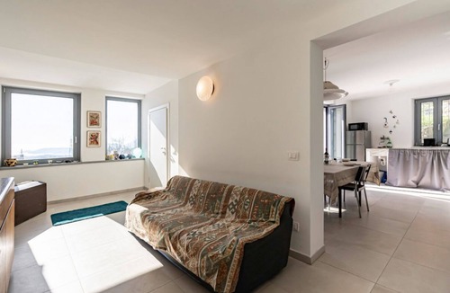 Vezzano Ligure Apartment | GuestHost - Beyond the Sea: Pacific Refuge in Liguria