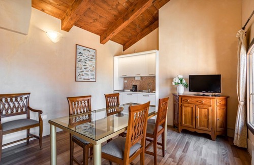 Molina Apartment | GuestHost - Molino Stucky Residence Sandolino Suite