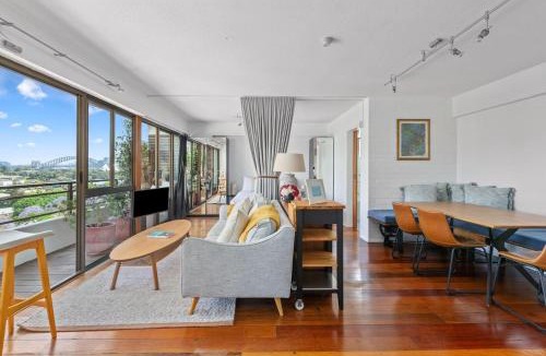 Potts Point Apartment | Harbour Horizon - Iconic Skyline Retreat with Pool