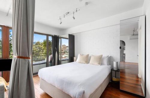 Potts Point Apartment | Harbour Horizon - Iconic Skyline Retreat with Pool