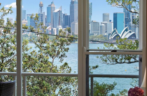 Cremorne Point House | Harbourfront Haven –4BR Retreat with Stunning Views of Sydney’s Iconic Landmarks