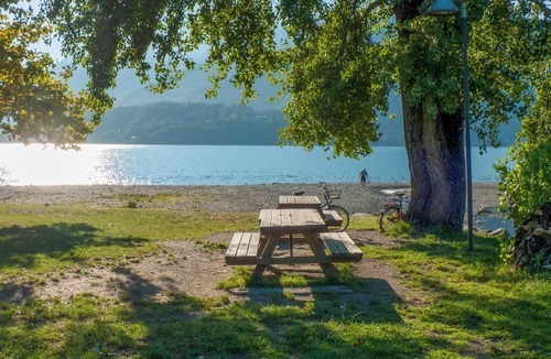 Dongo Apartment | Holiday flat with lake view Music & Art