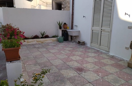 Giurdignano House | Holiday Home 'Db - Mimosa' with Private Terrace, Wi-Fi and Air Conditioning