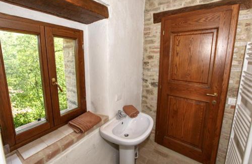 Lisciano Niccone House | Holiday house overlooking lake near Tuscany