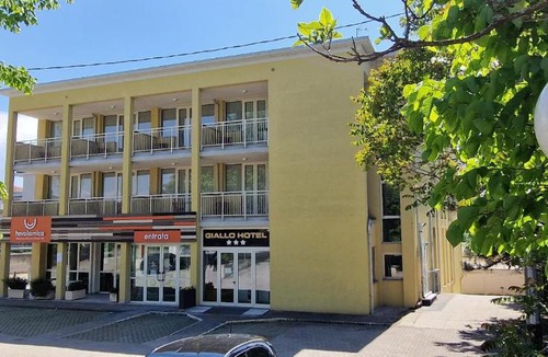 Ponte Taro Hotel | Hotel Giallo