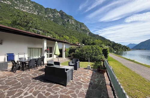 Idro House | House by the lake with garden
