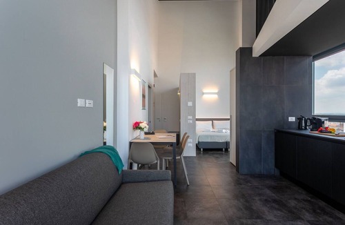 Mestre Apartment | Htm Tower - 1002 Executive by Halldis