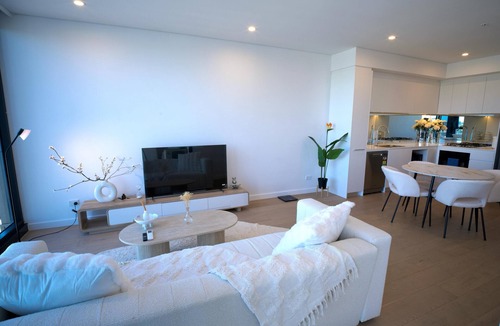Bankstown Apartment | Located in heart of Bankstown and on top of the building with full of views.