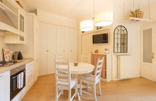Porta Volta Apartment | Located on the second floor of a typical Milanese condominium, this two-room apartment combines comfort and contemporary style. The flat features a fully equipped kitchen, ideal for those who love to cook and host. You will find a hob, oven, fridge, dish
