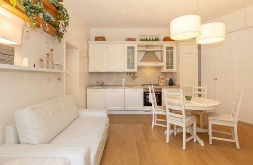 Porta Volta Apartment | Located on the second floor of a typical Milanese condominium, this two-room apartment combines comfort and contemporary style. The flat features a fully equipped kitchen, ideal for those who love to cook and host. You will find a hob, oven, fridge, dish