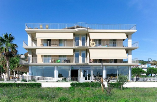 Roseto degli Abruzzi Apartment | Lovely apartment for 4 people with A/C, pool, internet, TV, terrace and pets allowed