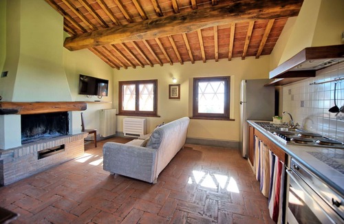 Castelnuovo Berardenga Apartment | Lovely apartment for 2 people with pool, A/C, TV and panoramic view, close to Siena