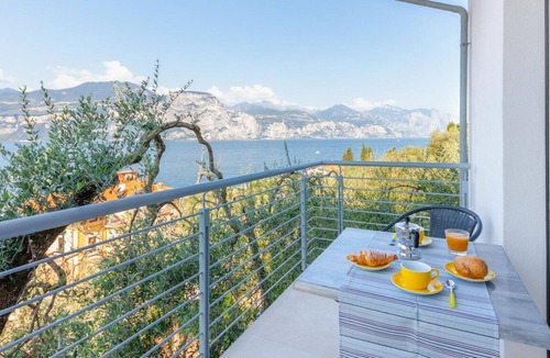 Magugnago Apartment | Lovely apartment for 2 people with WIFI, A/C, TV, balcony and parking