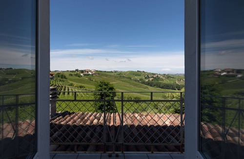 Canelli Villa | Luxe Villa, All Ensuites & Private Vineyard Views in Piemonte