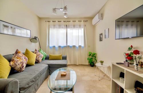 Hivernage Apartment | Luxurious KING Bed SUITE W/POOL. Well centered.