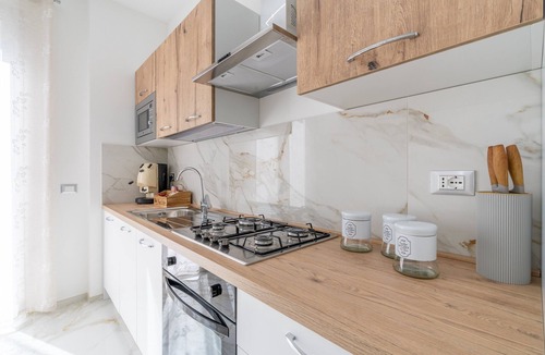 Avola Apartment | Mediterranean Elegance – First Floor Apartment with Balcony, Wi-Fi, and Air Conditioning