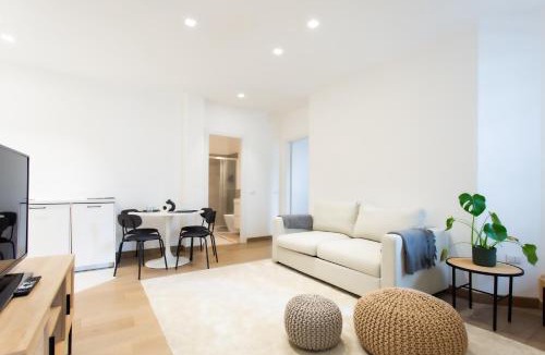 Tricolore Apartment | Modern Peaceful Flat in the City Centre