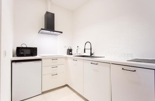 Tricolore Apartment | Modern Peaceful Flat in the City Centre