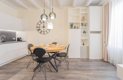 Como City Centre Apartment | Modern Stylish Apartment in Como City
