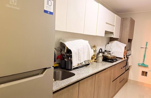 Jesus Maria Apartment | Moderno apartamento para 5 con balcón, wifi y estacionamiento – Jesús María