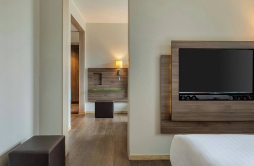 Somma Lombardo Hotel | MOXY Milan Malpensa Airport