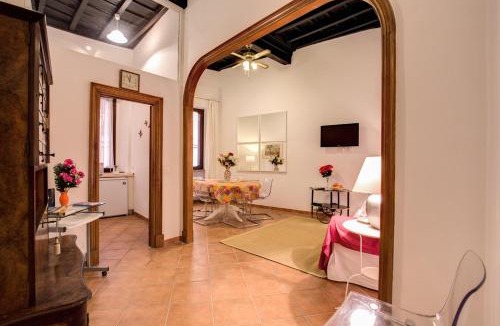 Rione V Ponte Apartment | Navona Flowers