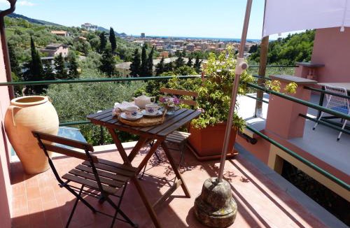 Chiavari House | Olive Press Lodge