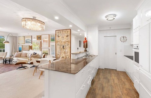 Main Beach Apartment | Oscar on Main resort Walk to beach and Tedder Ave