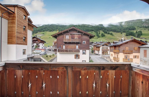 Valtellina Apartment | Pet-Friendly Apartment "Castagne Baitel li Pigna" with Mountain View