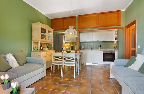 Procchio Apartment | 'Pino Vallegrande' Apartment with Private Terrace and Air Conditioning